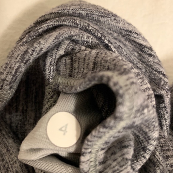Lululemon leggings size 4 - Picture 2 of 3
